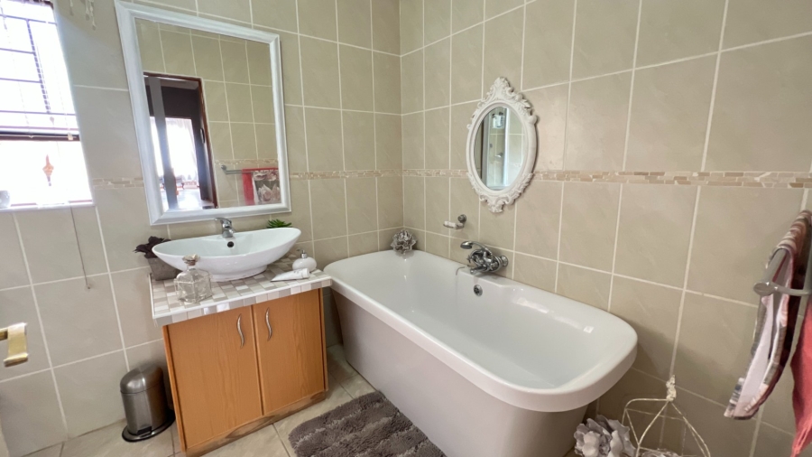 4 Bedroom Property for Sale in Langenhovenpark Free State